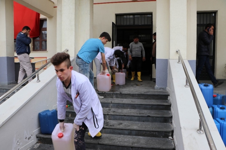 Liseli Öğrenciler 545 Ton Dezenfektanı Yetiştirmek İçin Fabrika Gibi Çalışıyor