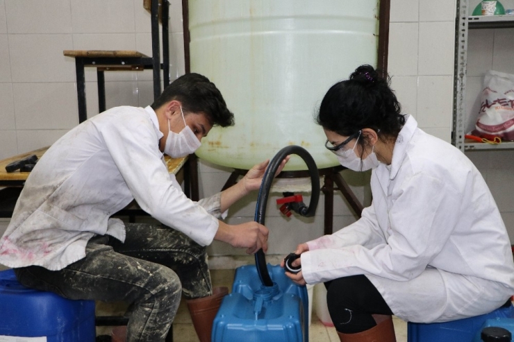 Liseli Öğrenciler 545 Ton Dezenfektanı Yetiştirmek İçin Fabrika Gibi Çalışıyor