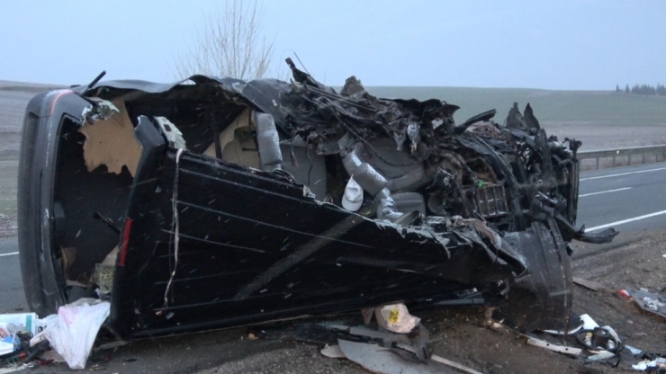 Hafif Ticari Araç Yolcu Otobüsüne Çarptı: 1 Ölü, 1 Yaralı