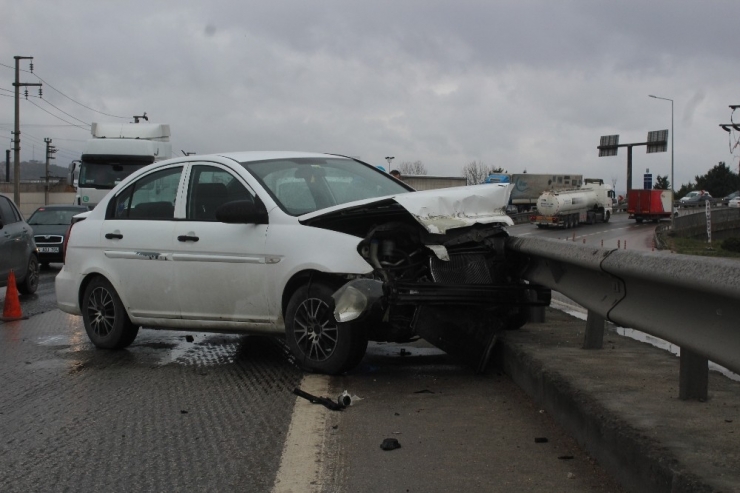 Otomobil Demir Bariyerlere Çarptı: 1 Yaralı