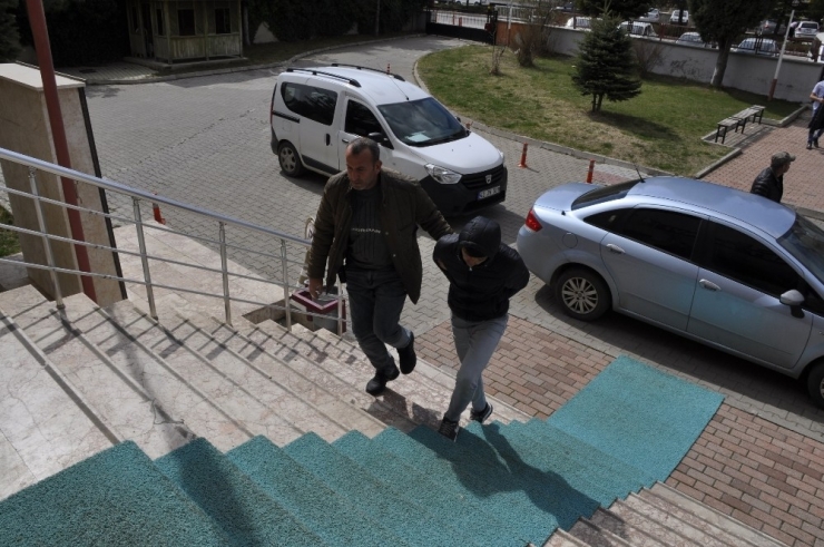 Çaldıkları Otomobilde Telefonunu Düşürünce Yakalandılar