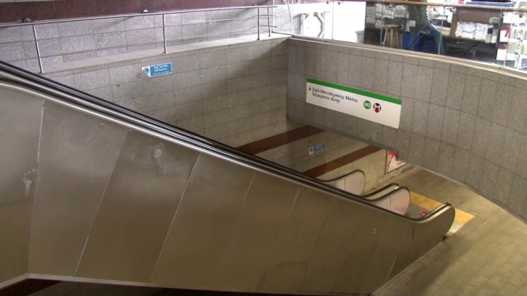 Korona Virüs Nedeniyle Mecidiyeköy Metrobüs Durağı Boş Kaldı