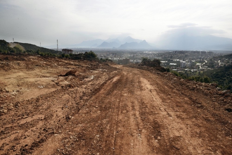 Tütüncü: "Kepez Yol Yapımında Karayolları İle Yarışıyor"