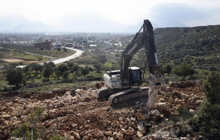 Tütüncü: "Kepez Yol Yapımında Karayolları İle Yarışıyor"
