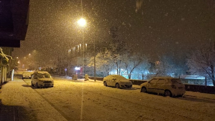 Karlıova’da Kar Yağışı Etkisini Sürdürüyor