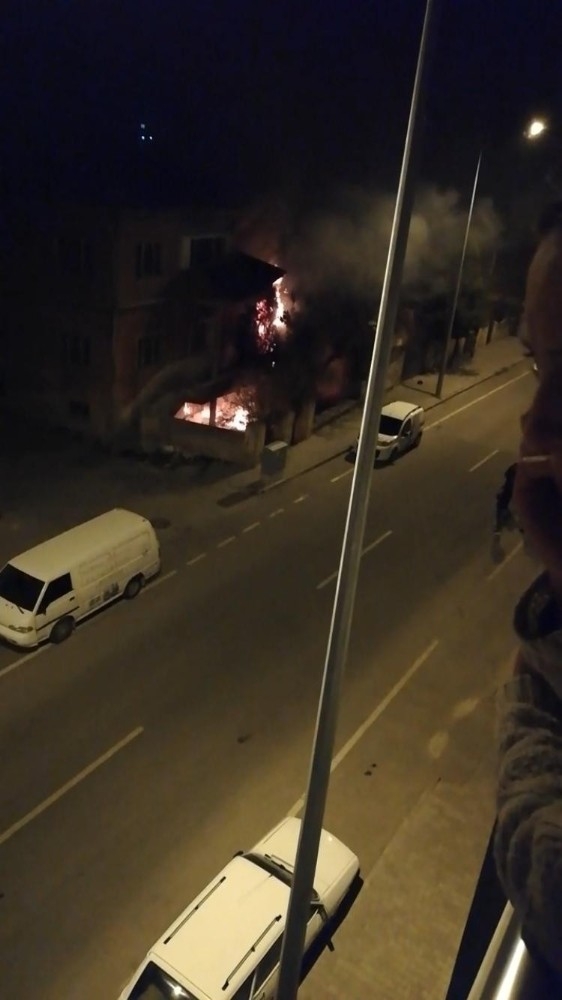 Niğde’de 2 Katlı Ev Yandı