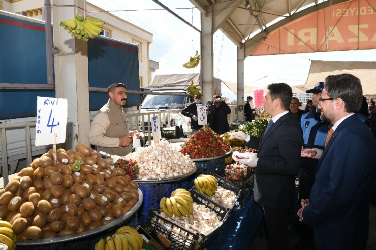 Pazarcı Esnafına Eldiven Ve Maske