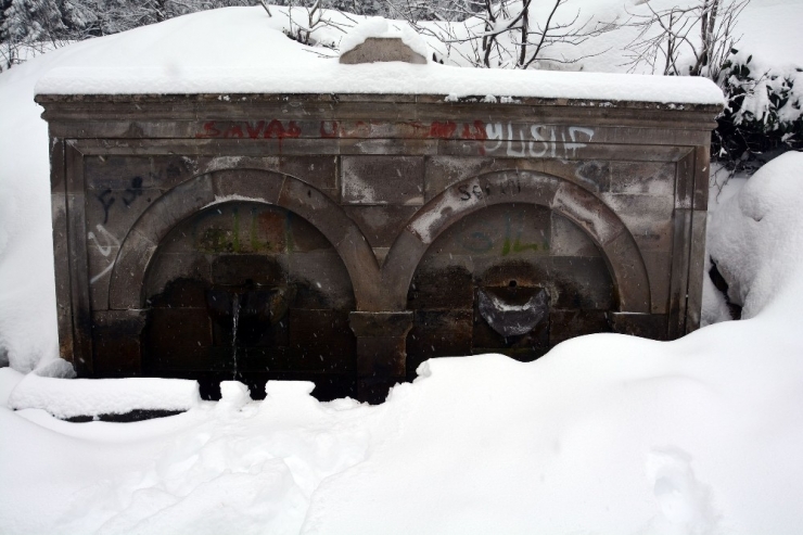 Çeşme Ve Tabelalara Zarar Verildi