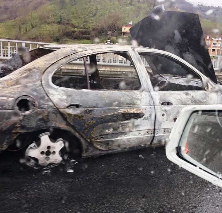 Otomobil Alevlere Teslim Oldu