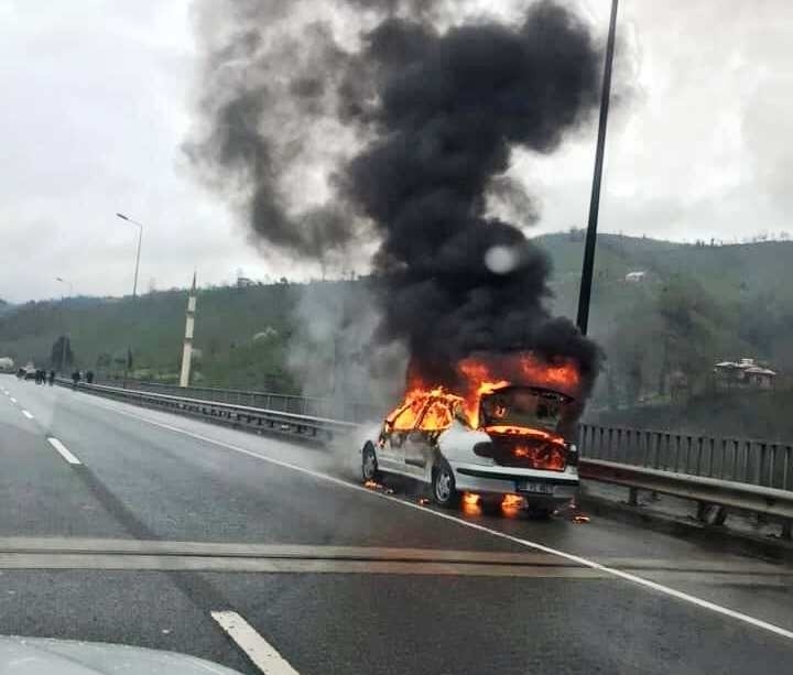 Otomobil Alevlere Teslim Oldu