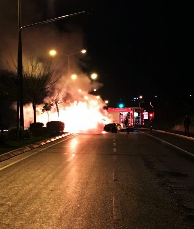 Alev Alan Araç İçerisinde Sıkışan Sürücü Yanarak Hayatını Kaybetti