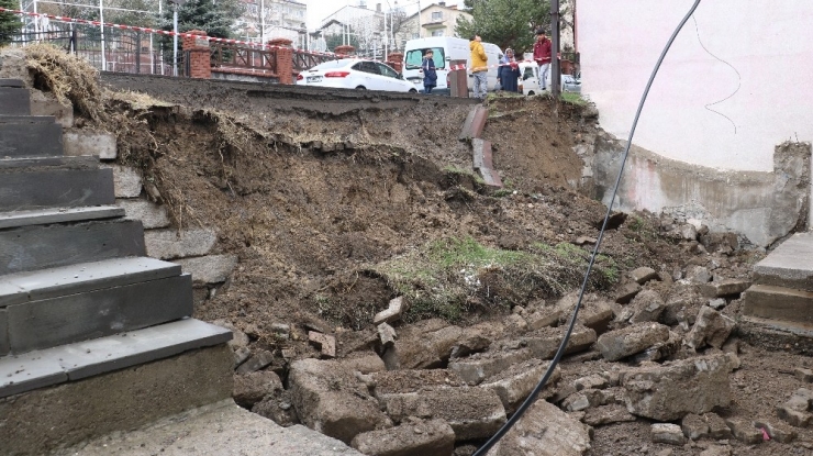 Çocukların Saklambaç Oynarken Kullandıkları İstinat Duvarı Aşırı Yağış Sonrası Çöktü