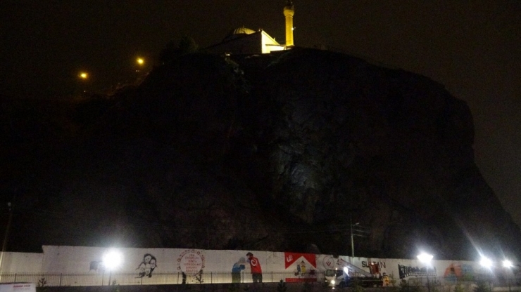 Yamaçtan Kopan Kaya Parçası İl Müdürlüğünün Bahçesine Düştü