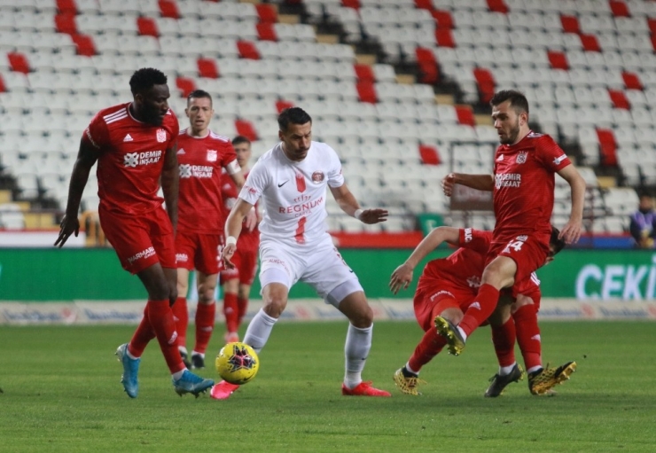 Süper Lig: Antalyaspor: 0 - Sivasspor: 0 (İlk Yarı)