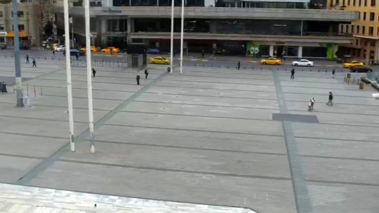 İstanbul’un Meydanları Boş Kaldı