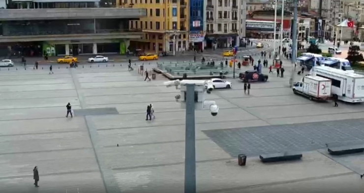 İstanbul’un Meydanları Boş Kaldı