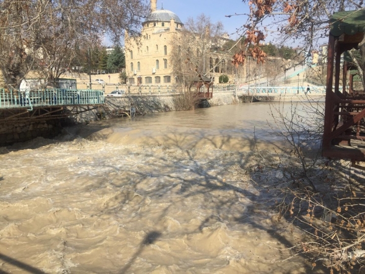 Tohma Çayı Çamur Akıyor