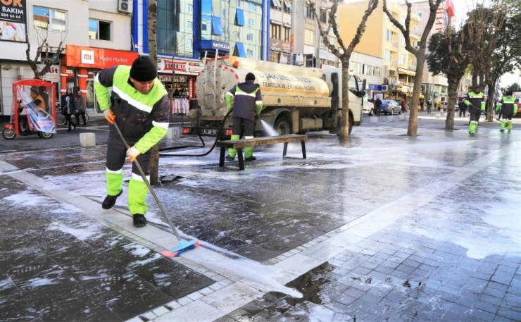 Kenti Fırça Ve Köpükle Yıkadılar