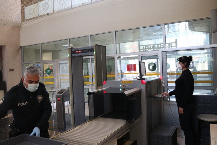 Mersin Adliyesinde Korona Virüsü Sakinliği