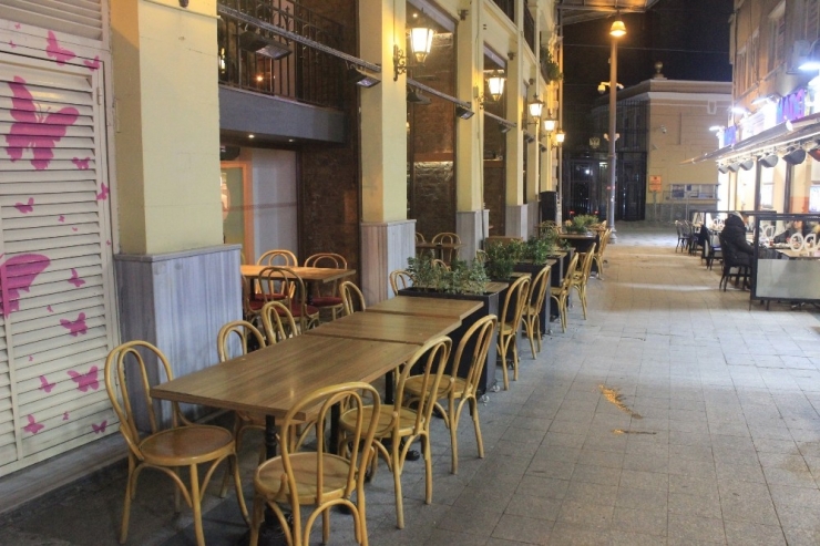 Korona Virüs Nedeniyle İstiklal Caddesi Ve Taksim Meydanı Boş Kaldı