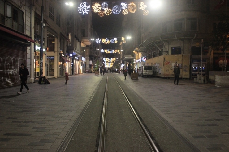 Korona Virüs Nedeniyle İstiklal Caddesi Ve Taksim Meydanı Boş Kaldı