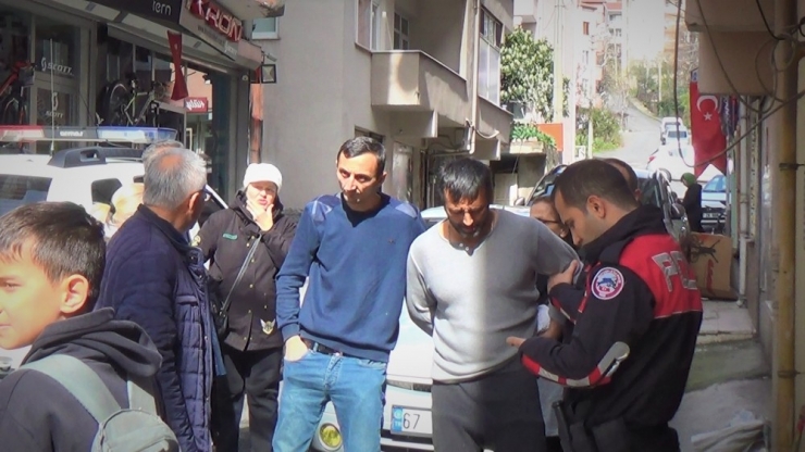 Güvenlik Görevlisi Belinden Bıçaklandı