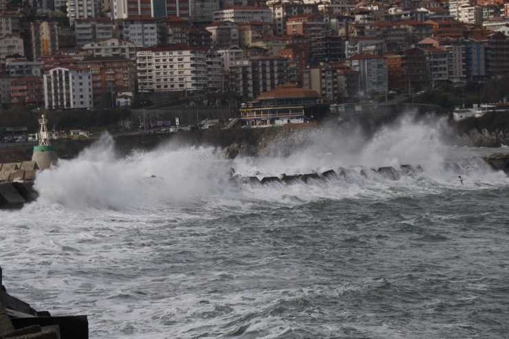 Zonguldak’ta Şiddetli Yağış Ve Rüzgar Etkili Oldu