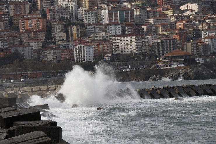 Zonguldak’ta Şiddetli Yağış Ve Rüzgar Etkili Oldu
