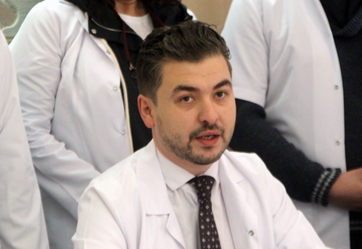 Eczacılar Odası Başkanı Akın: "Maske, Dezenfektan, Eldiven Gibi Malzemelerin Fahiş Fiyatlandırılmasında Eczacılarımızın Hiçbir Sorumluluğu Yoktur"