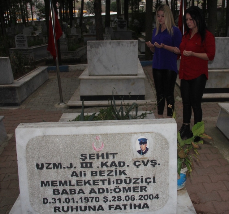 Şehit Kızı Babasına Mektup Yazıp Mezarına Gömdü