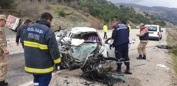 Otomobil Karşı Şeritteki Kamyonla Çarpıştı: 1 Ölü