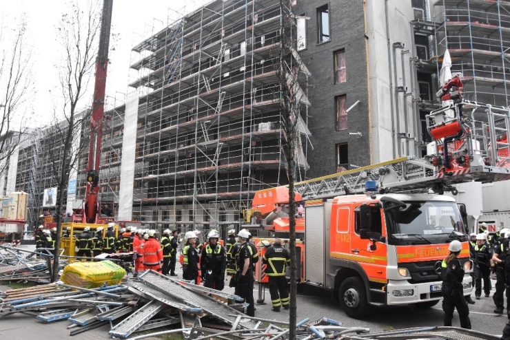 Hamburg’da İskele Çöktü: 1 Ölü, 8 Yaralı