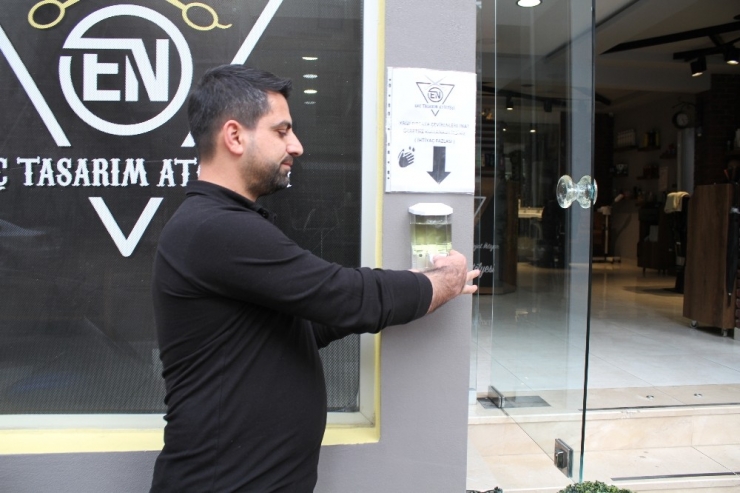 Esnaftan Yoldan Geçenlere Ücretsiz Kolonya İkramı