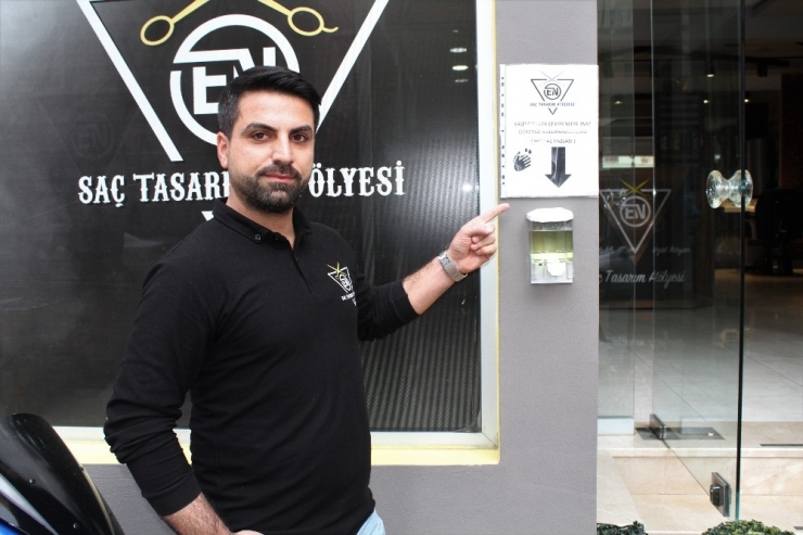 Esnaftan Yoldan Geçenlere Ücretsiz Kolonya İkramı