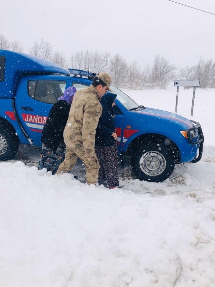 Jandarma, Diyaliz Hastalarının Yardımına Koştu