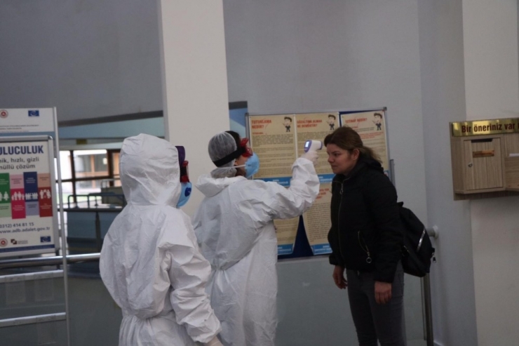 Adliyeye Ateşlerini Ölçtürüp Giriyorlar