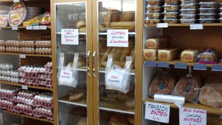 Bu Market Eldiven Takmayana Ekmek Satmıyor