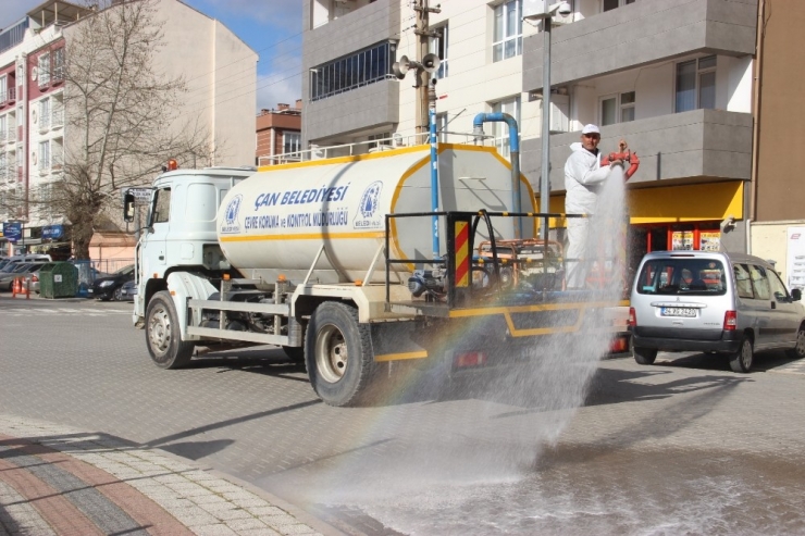 Çan’da Yollar Korona Virüse Karşı Deterjanlı Su İle Yıkanarak İlaçlandı