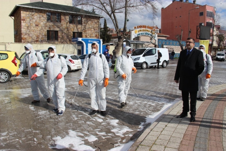 Çan’da Yollar Korona Virüse Karşı Deterjanlı Su İle Yıkanarak İlaçlandı