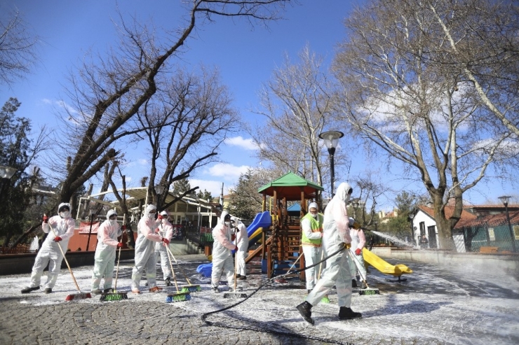 Kuğulu Park Ve Tunalı Hilmi Caddesi Dezenfekte Edildi