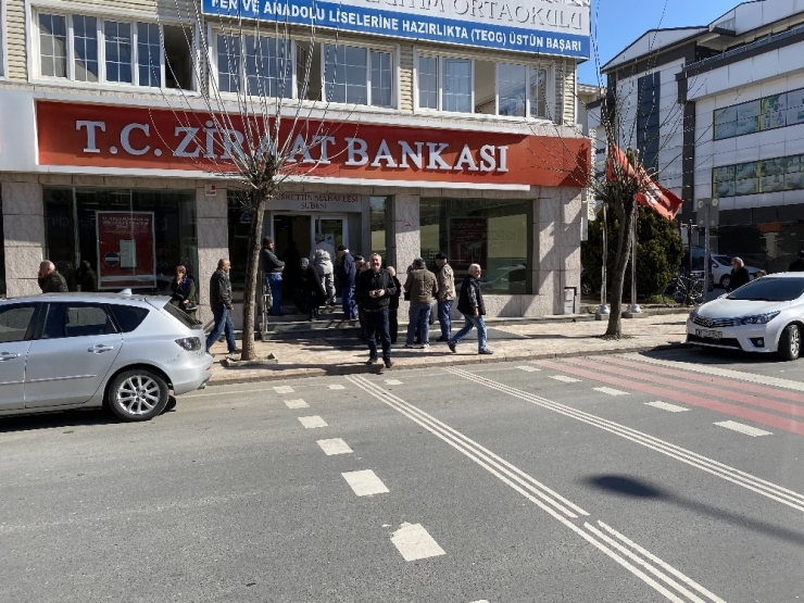 Düzce’de Bankalar Virüs Tedbirleri Kapsamında Tek Tek Müşteri Alıyor