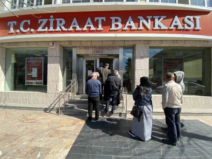 Düzce’de Bankalar Virüs Tedbirleri Kapsamında Tek Tek Müşteri Alıyor