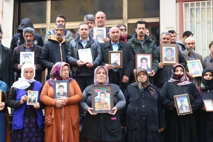 Hdp Önündeki Ailelerin Evlat Nöbeti 197’nci Gününde