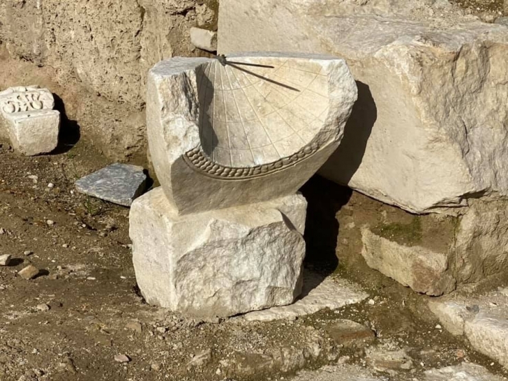 Denizli Leodikya’da 2 Bin Yıllık Güneş Saati Bulundu