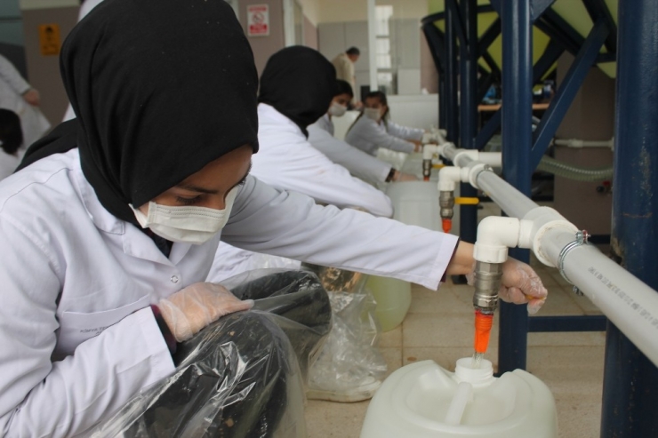 Diyarbakır’da Öğrenciler Korona Virüs Nedeni İle Dezenfektan Üretimini İki Katına Çıkardı