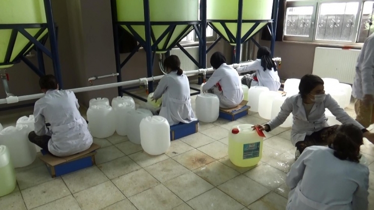 Diyarbakır’da Öğrenciler Korona Virüs Nedeni İle Dezenfektan Üretimini İki Katına Çıkardı