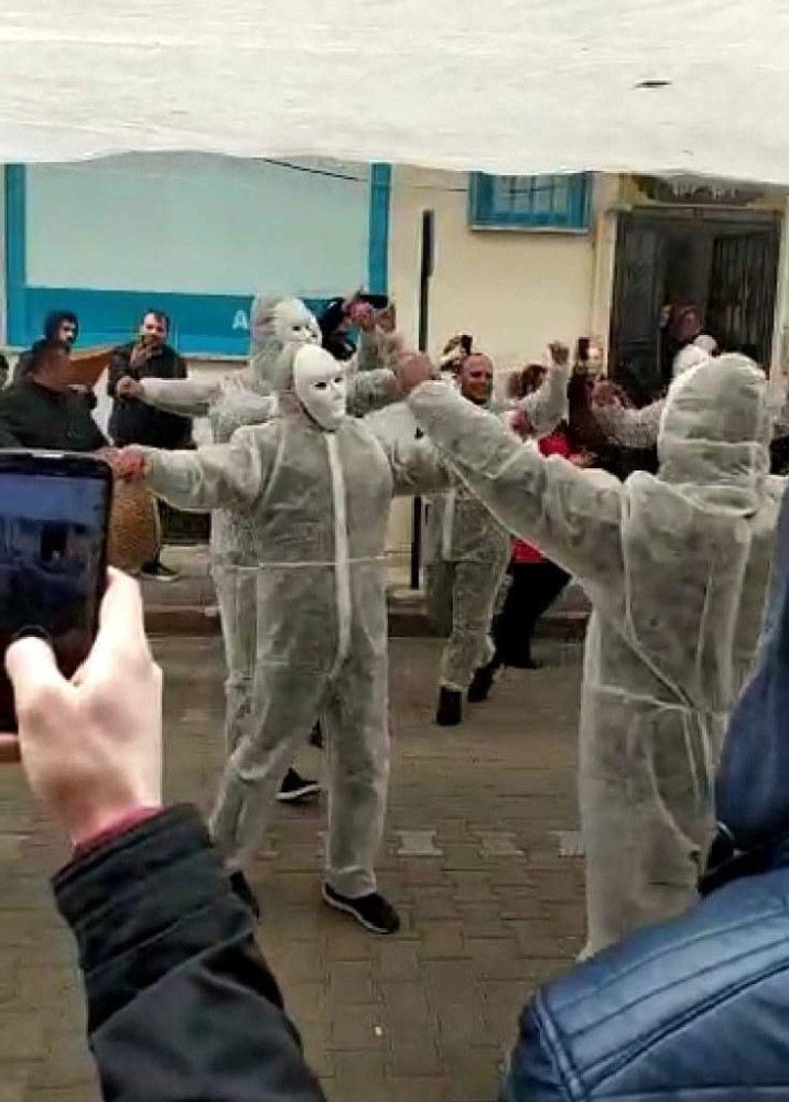 Ne Düğünden Vazgeçtiler Ne De Tedbir Almaktan...