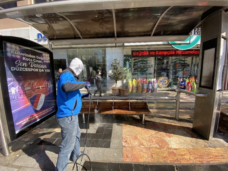 Düzce Belediyesi Otobüs Durakları Temizlendi