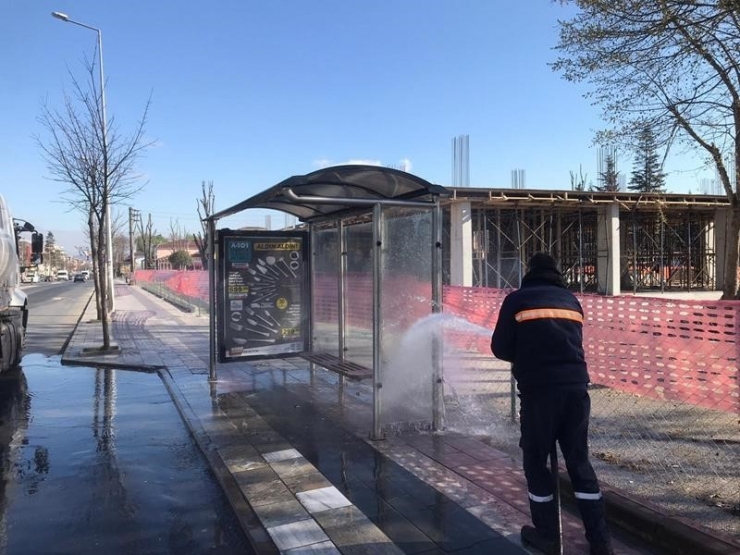 Düzce Belediyesi Otobüs Durakları Temizlendi