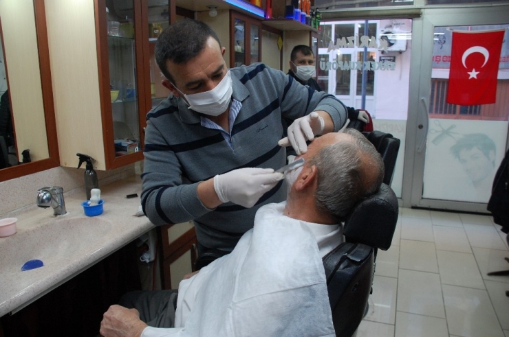 Berberlerden Eldivenli, Maskeli Virüs Önlemi